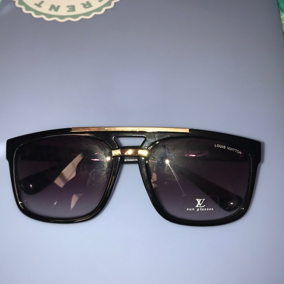 LOUIS VUITTON SUNGLASSES - Picture 5 of 6